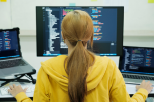 Async/Await: programação assíncrona em JavaScript, Python e C#